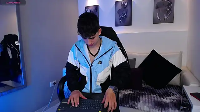 Snapshot of AdrianRinaldi chatting on 09/23/25, 08:12 AdrianRinaldi online show from 09/23/25, 08:12