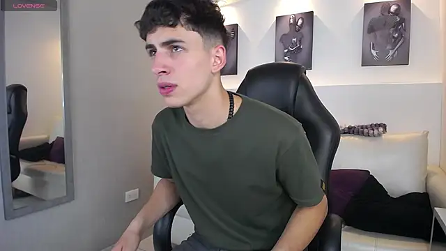 Snapshot of AdrianRinaldi chatting on 09/24/25, 08:34 AdrianRinaldi online show from 09/24/25, 08:34