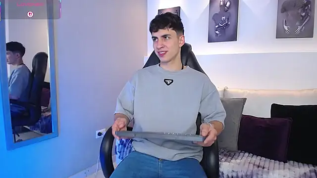 Snapshot of AdrianRinaldi chatting on 09/25/25, 08:12 AdrianRinaldi online show from 09/25/25, 08:12