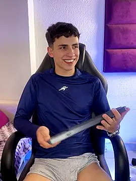 Snapshot of AdrianRinaldi chatting on 09/28/25, 08:20 AdrianRinaldi online show from 09/28/25, 08:20