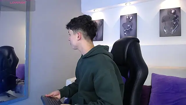 Snapshot of AdrianRinaldi chatting on 09/30/25, 07:52 AdrianRinaldi online show from 09/30/25, 07:52