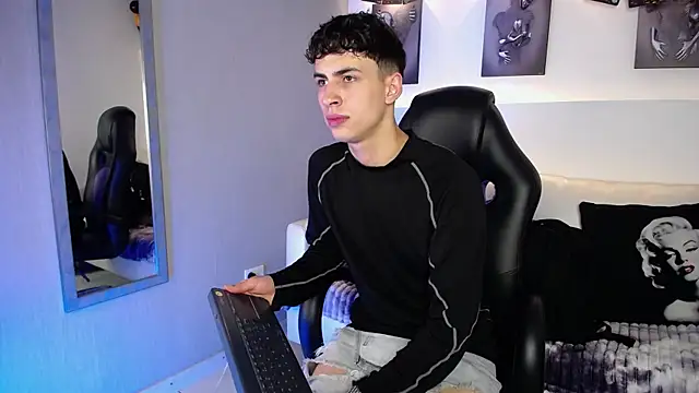 Snapshot of AdrianRinaldi chatting on 10/09/25, 08:07 AdrianRinaldi online show from 10/09/25, 08:07