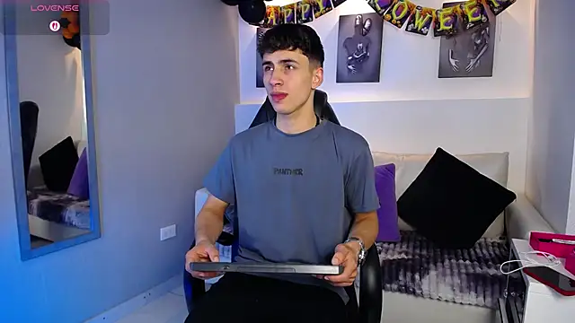 Snapshot of AdrianRinaldi chatting on 10/16/25, 09:05 AdrianRinaldi online show from 10/16/25, 09:05