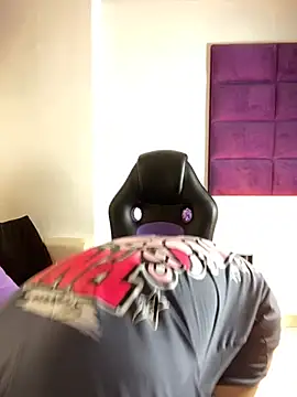 Snapshot of AdrianRinaldi chatting on 10/27/25, 08:02 AdrianRinaldi online show from 10/27/25, 08:02