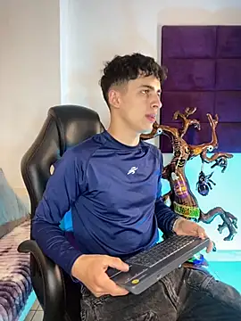 Snapshot of AdrianRinaldi chatting on 10/29/25, 07:48 AdrianRinaldi online show from 10/29/25, 07:48