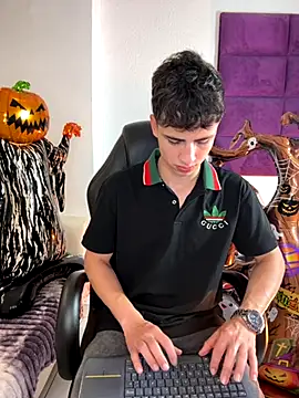 Snapshot of AdrianRinaldi chatting on 10/31/25, 08:10 AdrianRinaldi online show from 10/31/25, 08:10