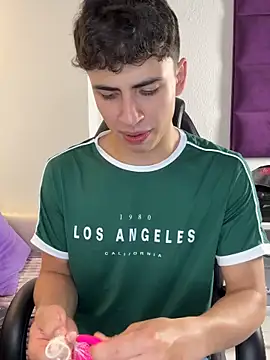 Snapshot of AdrianRinaldi chatting on 11/11/25, 07:58 AdrianRinaldi online show from 11/11/25, 07:58