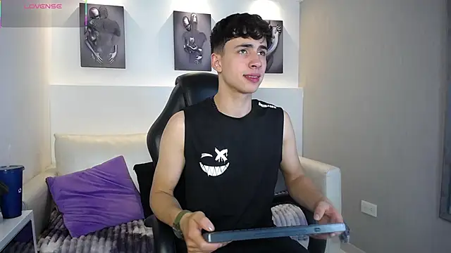 Snapshot of AdrianRinaldi chatting on 11/12/25, 08:08 AdrianRinaldi online show from 11/12/25, 08:08