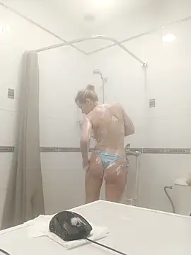 Julia Giulia online show from 11/21/25, 11:58