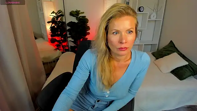Snapshot of Julia_Giulia chatting on 06/18/26, 06:56 Julia Giulia online show from 06/18/26, 06:56