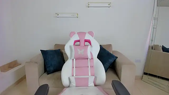 april smiith online show from 11/08/25, 12:16