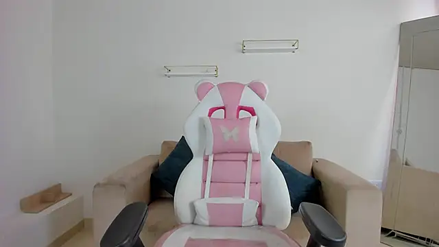 april smiith online show from 11/18/25, 12:20