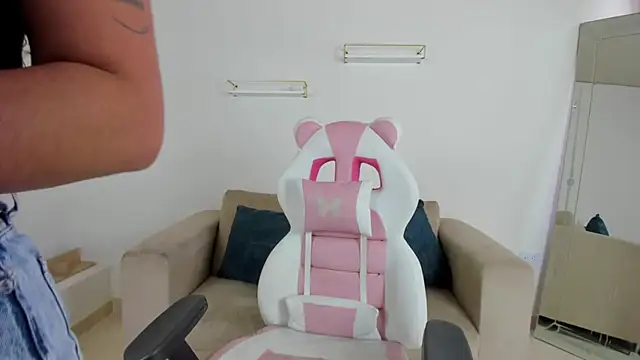 april smiith online show from 12/03/25, 12:14