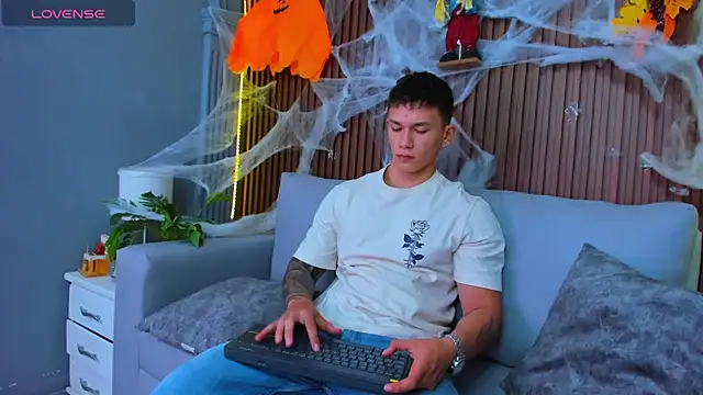 Thomas moon online show from 10/29/25, 11:23