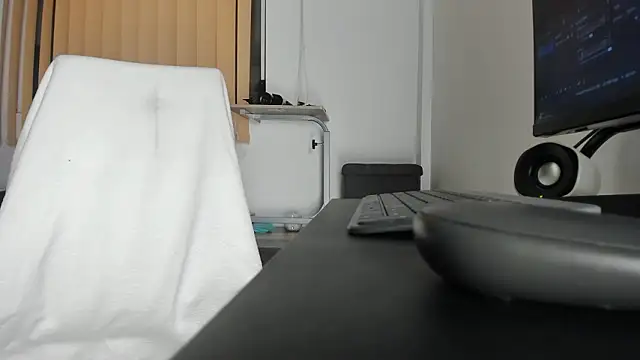 Snapshot of zincky2006 chatting on 03/05/26, 09:22 zincky2006 online show from 03/05/26, 09:22