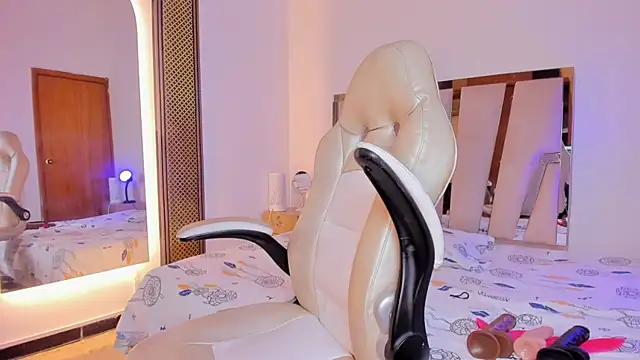 Elowen Clark online show from 12/22/25, 07:33