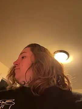 Snapshot of vanessraine chatting on 04/29/26, 02:48 vanessraine online show from 04/29/26, 02:48