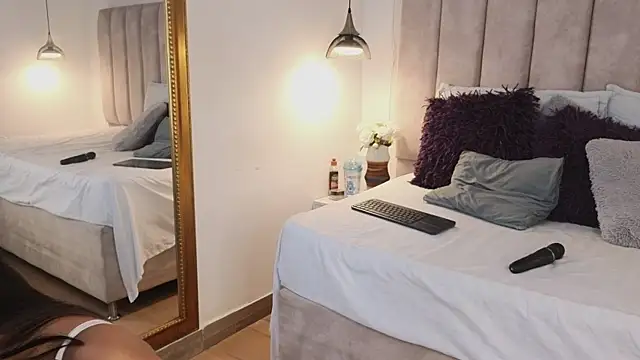 arianaa miller  online show from 10/19/25, 07:25