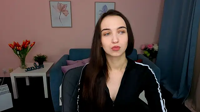 Snapshot of EllaSteele chatting on 10/19/25, 08:53 EllaSteele online show from 10/19/25, 08:53