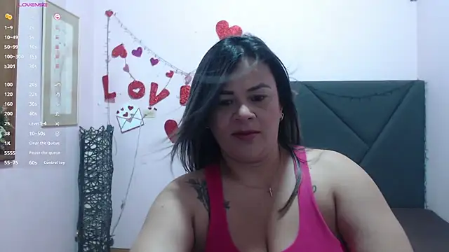Snapshot of pamela_echeverria chatting on 04/27/26, 11:08 pamela echeverria online show from 04/27/26, 11:08