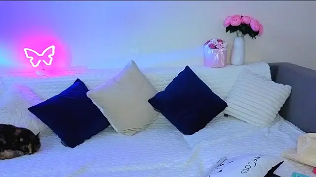 Snapshot of Bella_Hillss chatting on 10/11/25, 06:28 Bella Hillss online show from 10/11/25, 06:28