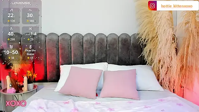 Snapshot of Viollet_xoxo chatting on 09/15/25, 07:36 Viollet xoxo online show from 09/15/25, 07:36