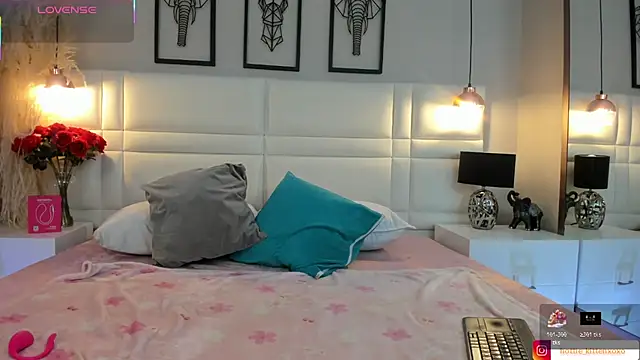 Snapshot of Viollet_xoxo chatting on 10/27/25, 08:57 Viollet xoxo online show from 10/27/25, 08:57