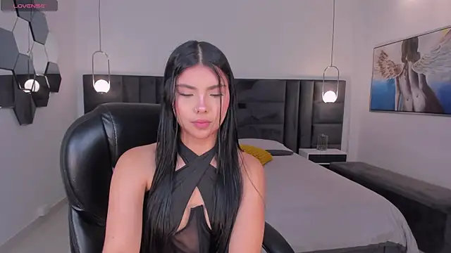 Snapshot of MiaLaurence chatting on 06/25/26, 11:37 MiaLaurence online show from 06/25/26, 11:37