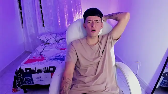 Snapshot of Fran_Boy chatting on 09/18/25, 04:03 Fran Boy online show from 09/18/25, 04:03