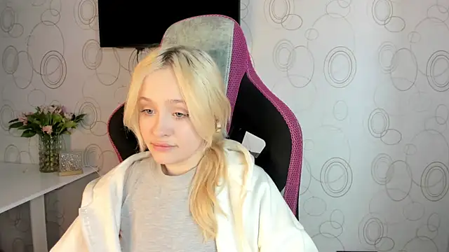 Julliakoill online show from 02/15/26, 10:36