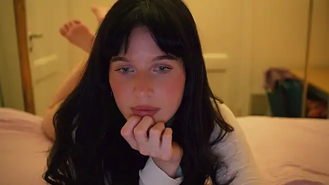 Snapshot of ellaa91 chatting on 11/19/25, 04:07 ellaa91 online show from 11/19/25, 04:07