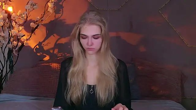 4example Chloe online show from 10/06/25, 10:45