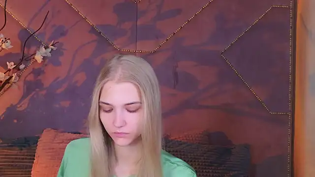 4example Chloe online show from 10/08/25, 10:35