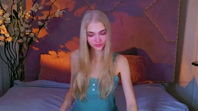 4example Chloe online show from 10/14/25, 10:38