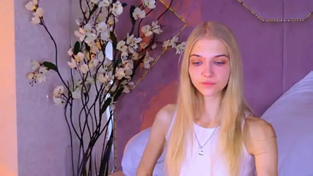 4example Chloe online show from 11/13/25, 10:25