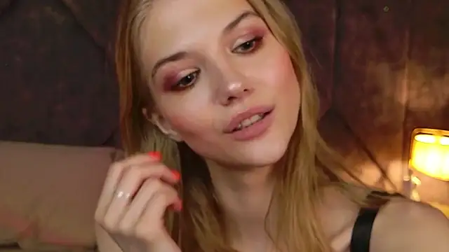 4example Chloe online show from 04/11/26, 07:45