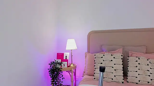 Snapshot of Cutie_Riley chatting on 09/15/25, 01:44 Cutie Riley online show from 09/15/25, 01:44