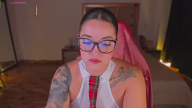 lunaarose online show from 12/18/25, 01:00