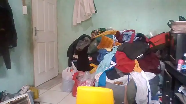 Snapshot of Nicky52 chatting on 10/11/25, 04:33 Nicky52 online show from 10/11/25, 04:33