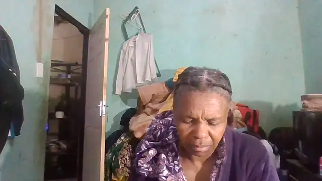 Snapshot of Nicky52 chatting on 10/15/25, 03:39 Nicky52 online show from 10/15/25, 03:39