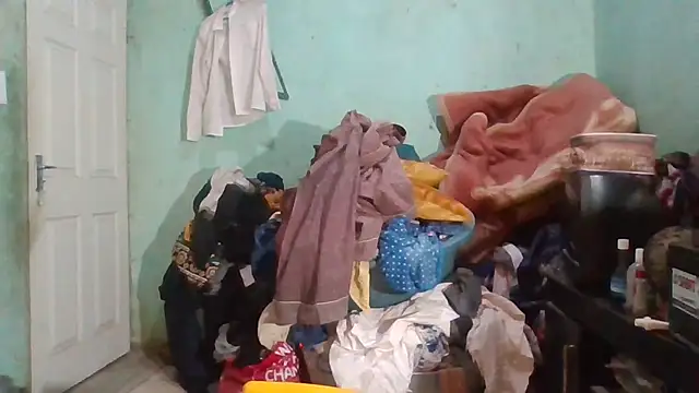 Snapshot of Nicky52 chatting on 10/17/25, 04:04 Nicky52 online show from 10/17/25, 04:04