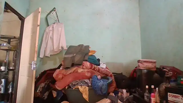 Snapshot of Nicky52 chatting on 10/21/25, 04:57 Nicky52 online show from 10/21/25, 04:57