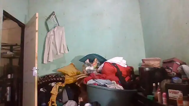 Snapshot of Nicky52 chatting on 10/24/25, 03:36 Nicky52 online show from 10/24/25, 03:36