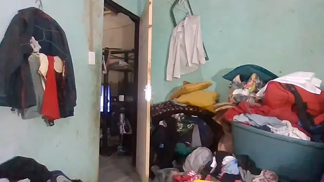 Snapshot of Nicky52 chatting on 10/24/25, 03:41 Nicky52 online show from 10/24/25, 03:41