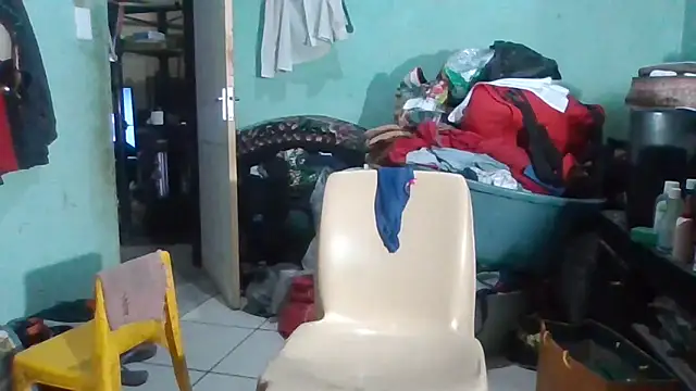 Snapshot of Nicky52 chatting on 10/27/25, 04:22 Nicky52 online show from 10/27/25, 04:22