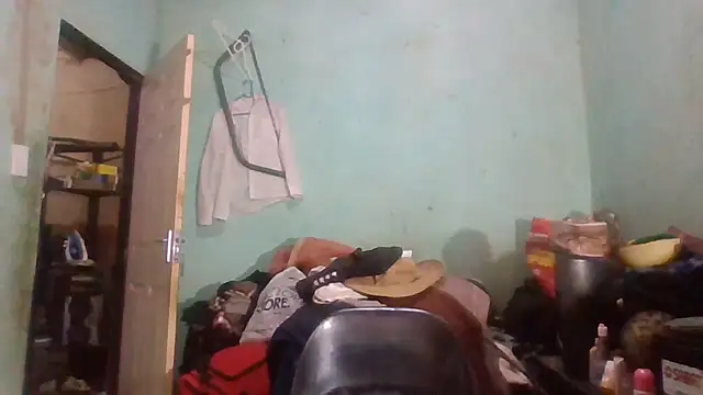 Snapshot of Nicky52 chatting on 11/17/25, 04:29 Nicky52 online show from 11/17/25, 04:29