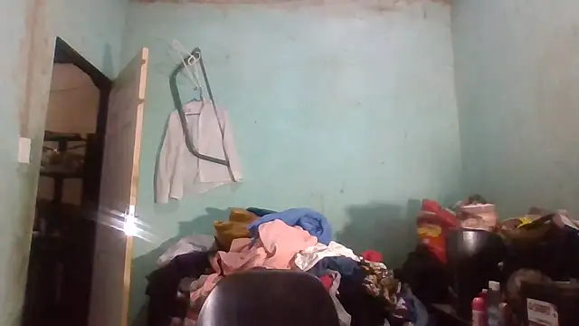 Snapshot of Nicky52 chatting on 11/18/25, 04:44 Nicky52 online show from 11/18/25, 04:44