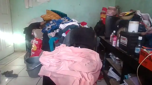 Snapshot of Nicky52 chatting on 11/19/25, 04:45 Nicky52 online show from 11/19/25, 04:45