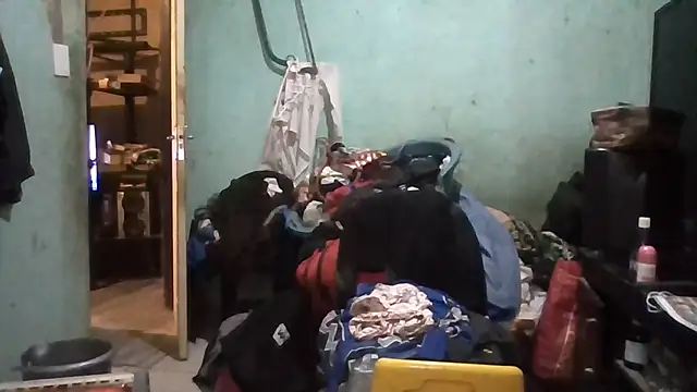 Snapshot of Nicky52 chatting on 12/15/25, 03:33 Nicky52 online show from 12/15/25, 03:33