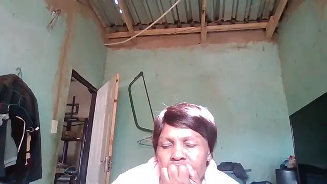 Snapshot of Nicky52 chatting on 12/23/25, 05:05 Nicky52 online show from 12/23/25, 05:05